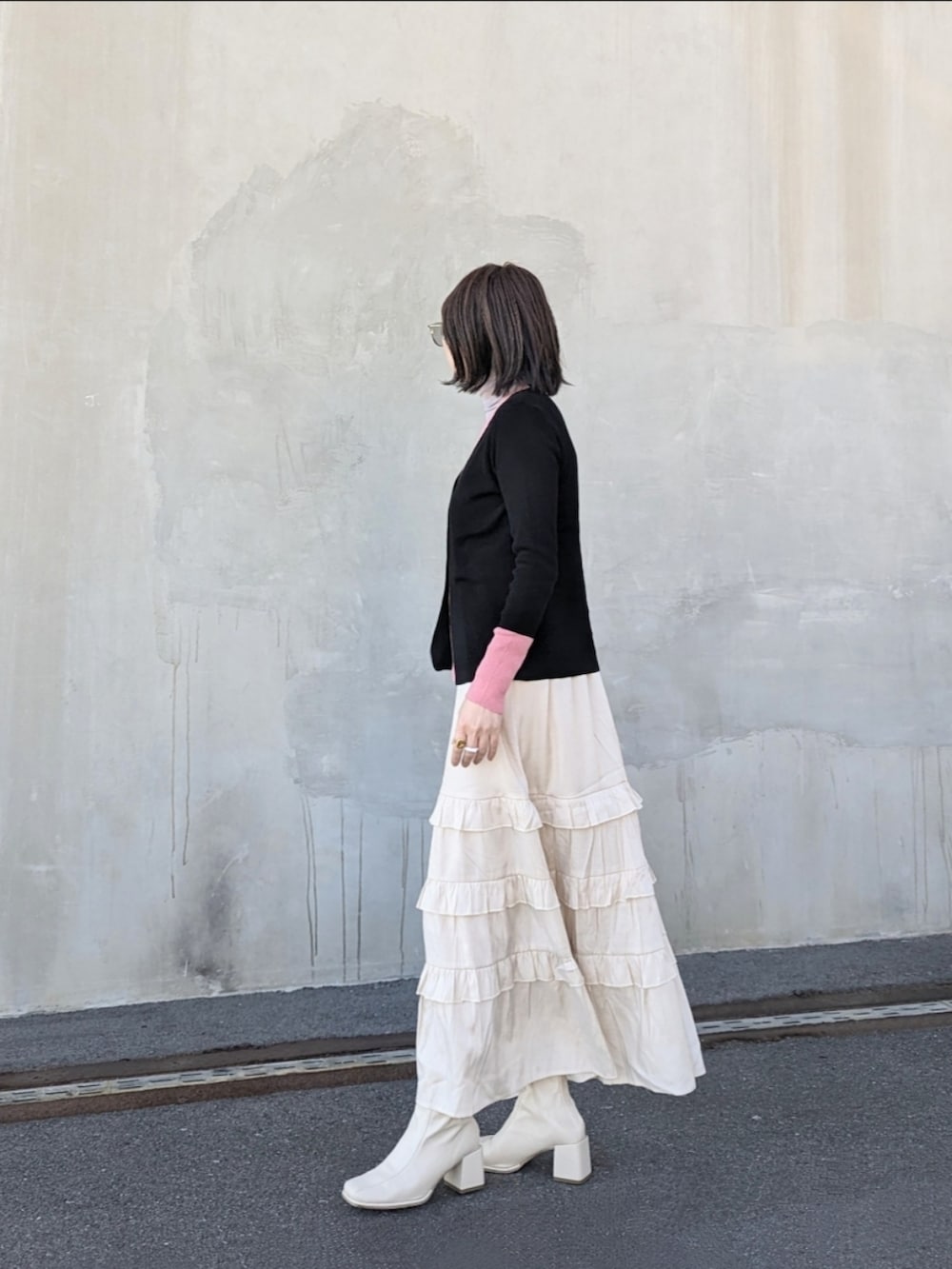 ブラック系のカーディガン/ボレロ、グレー系のTシャツ/カットソー、ベージュ系のワンピースを着用したレディースの冬コーディネートの2枚目の写真