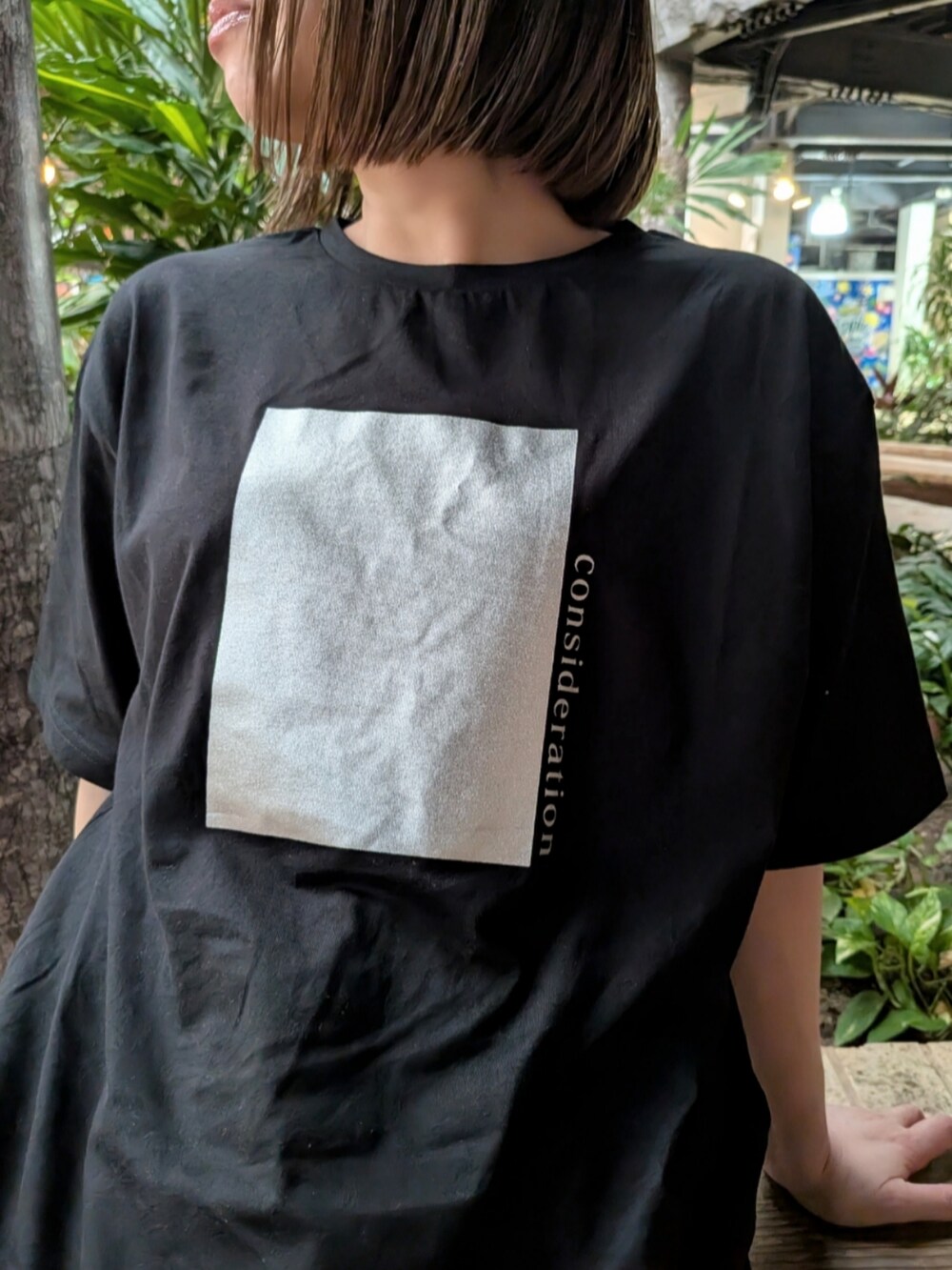 ブラック系のTシャツ/カットソー、ブラック系のスカート、ブラック系のサンダルを着用したレディースの春コーディネートの3枚目の写真