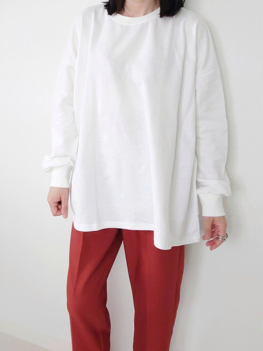 ホワイト系のTシャツ/カットソー、ブラウン系のその他パンツ、グリーン系のベストを着用したレディースの秋コーディネートの4枚目の写真
