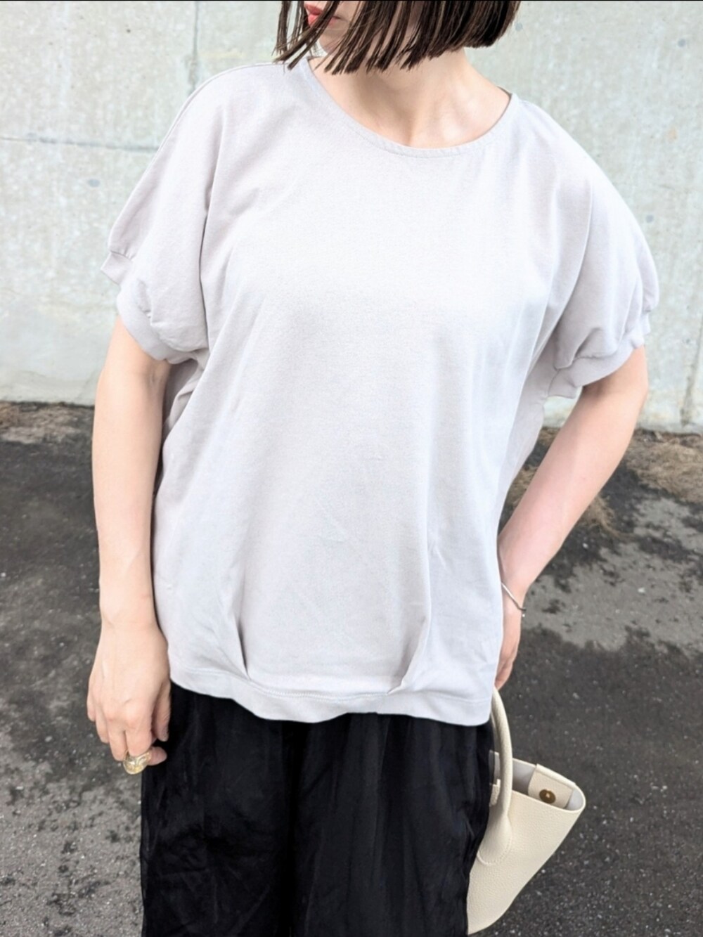 ベージュ系のTシャツ/カットソー、ブラック系のその他パンツ、ブラック系のその他パンツを着用したレディースの夏コーディネートの3枚目の写真
