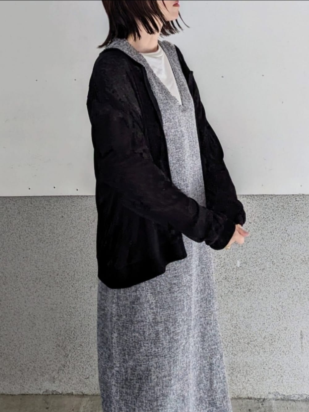 ブラック系のブルゾン、グレー系のワンピース、ホワイト系のショルダーバッグを着用したレディースの春コーディネートの2枚目の写真