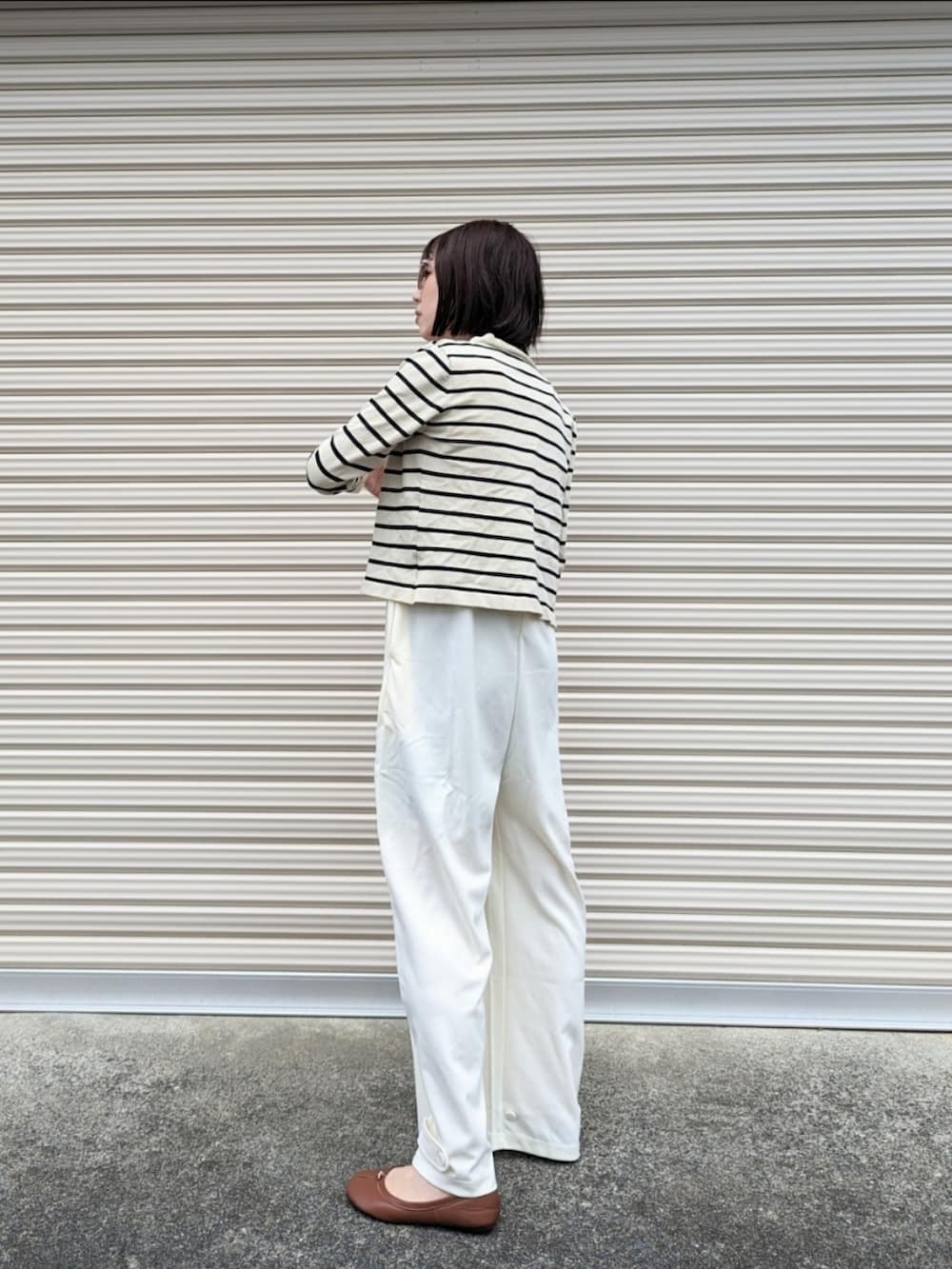 ホワイト系のつなぎ/オールインワン、ホワイト系のアンサンブル、ブラウン系のかごバッグを着用したレディースの夏コーディネートの2枚目の写真