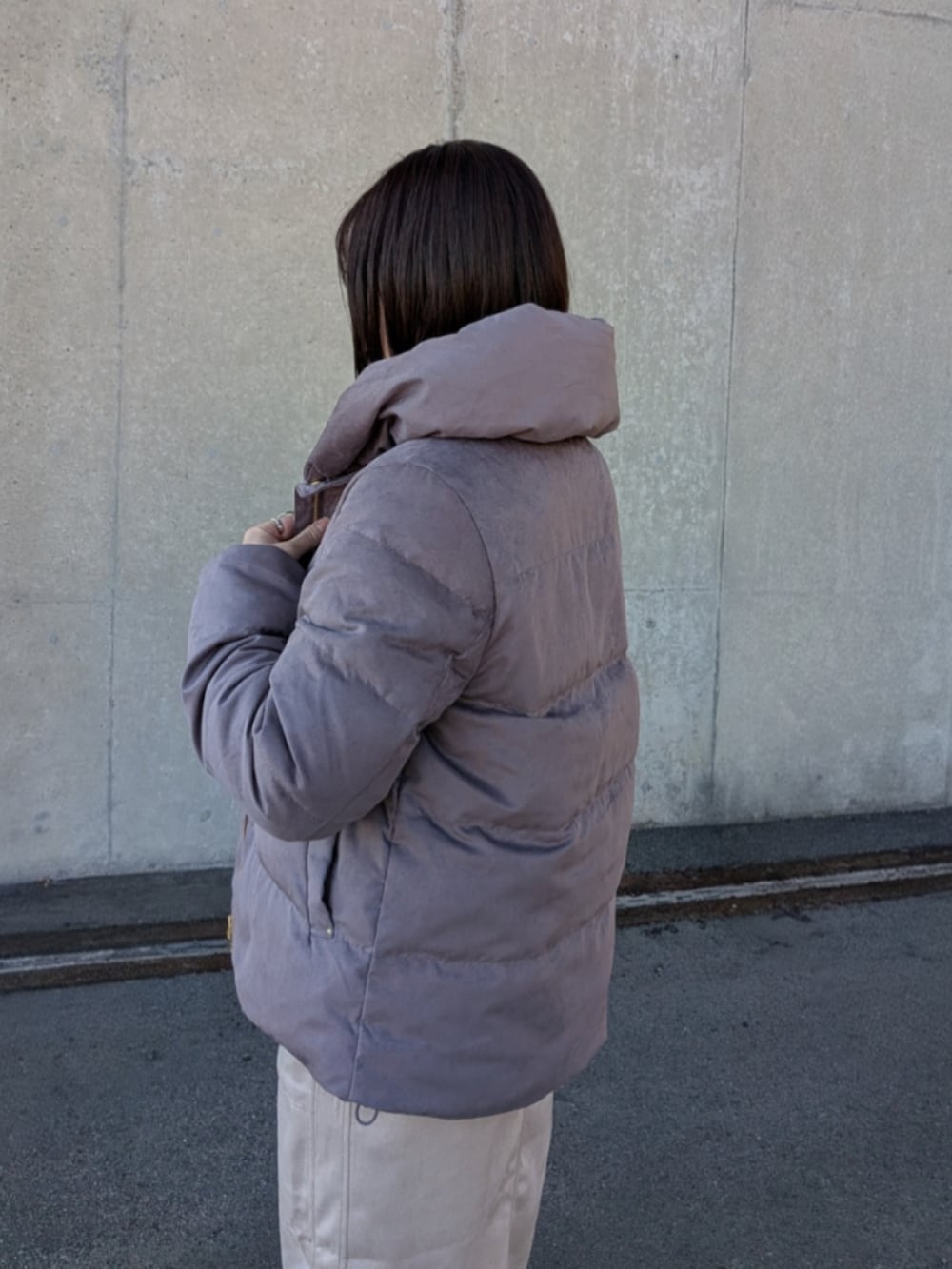 ブラウン系のダウンジャケット/コート、ベージュ系のニット/セーター、ベージュ系のスカートを着用したレディースの冬コーディネートの4枚目の写真