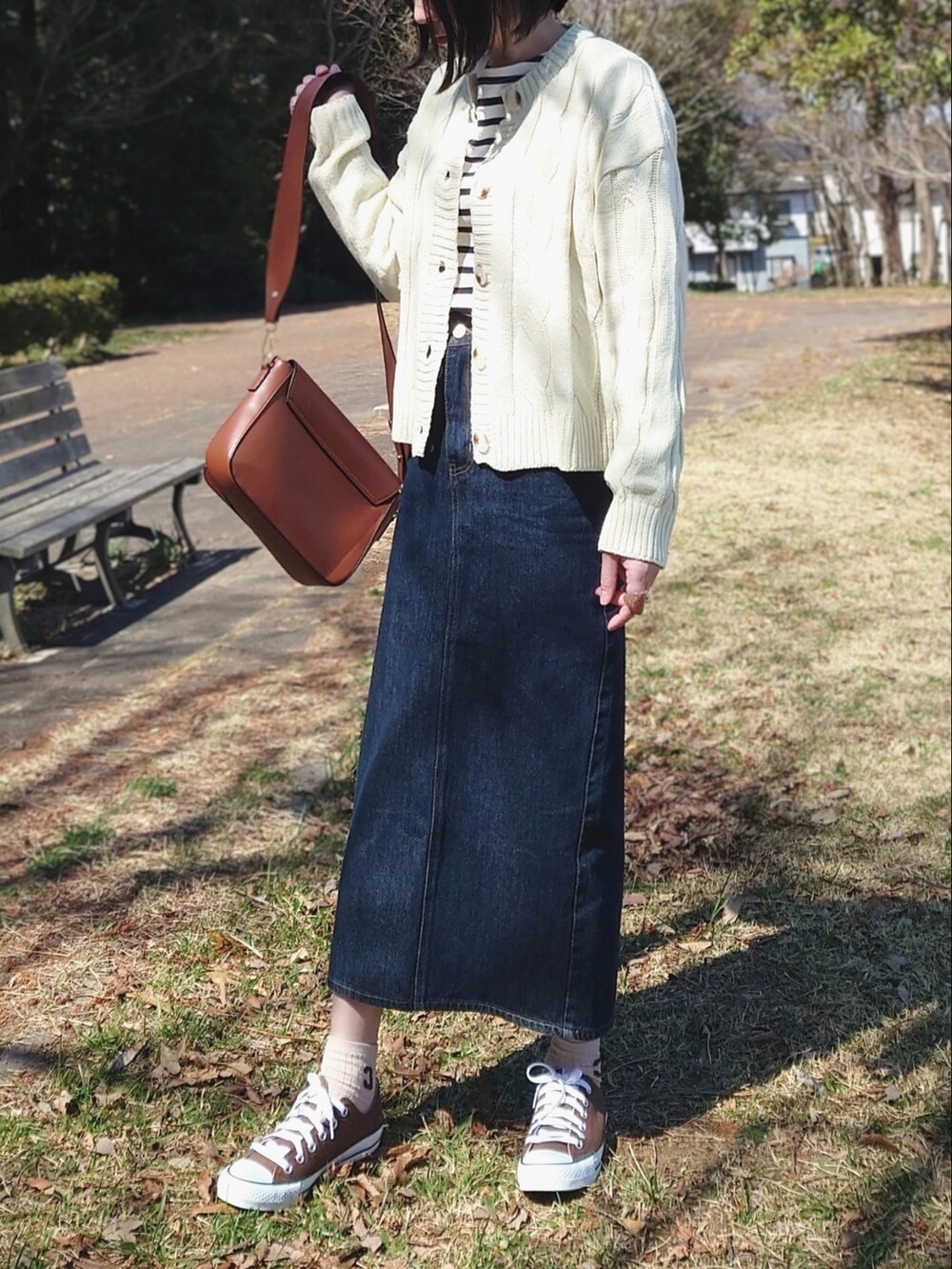 ホワイト系のカーディガン/ボレロ、ホワイト系のTシャツ/カットソー、ブラウン系のショルダーバッグを着用したレディースの春コーディネートの2枚目の写真