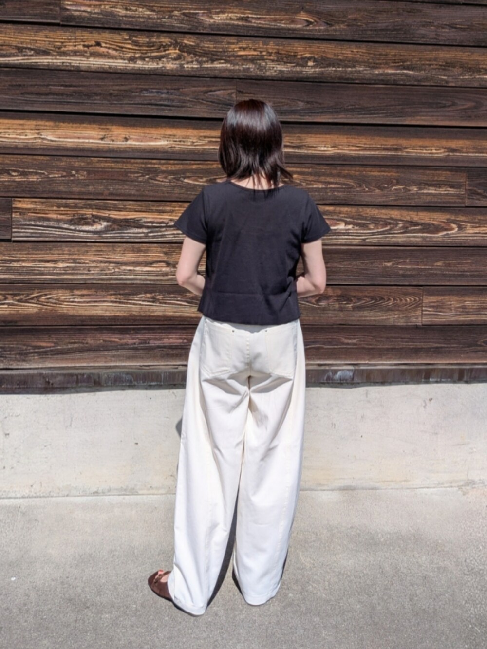 ホワイト系のその他パンツ、ブラック系のTシャツ/カットソー、シルバー系のバングル/リストバンドを着用したレディースの夏コーディネートの2枚目の写真