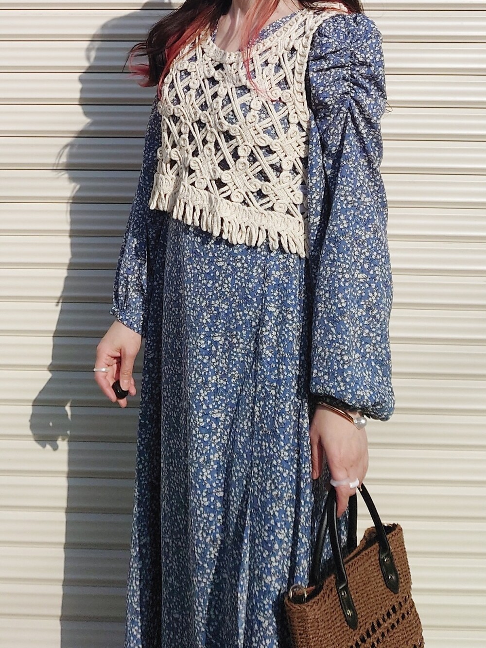 ブルー系のワンピース、ブラウン系のハンドバッグ、ブラウン系のサンダルを着用したレディースの春コーディネートの2枚目の写真