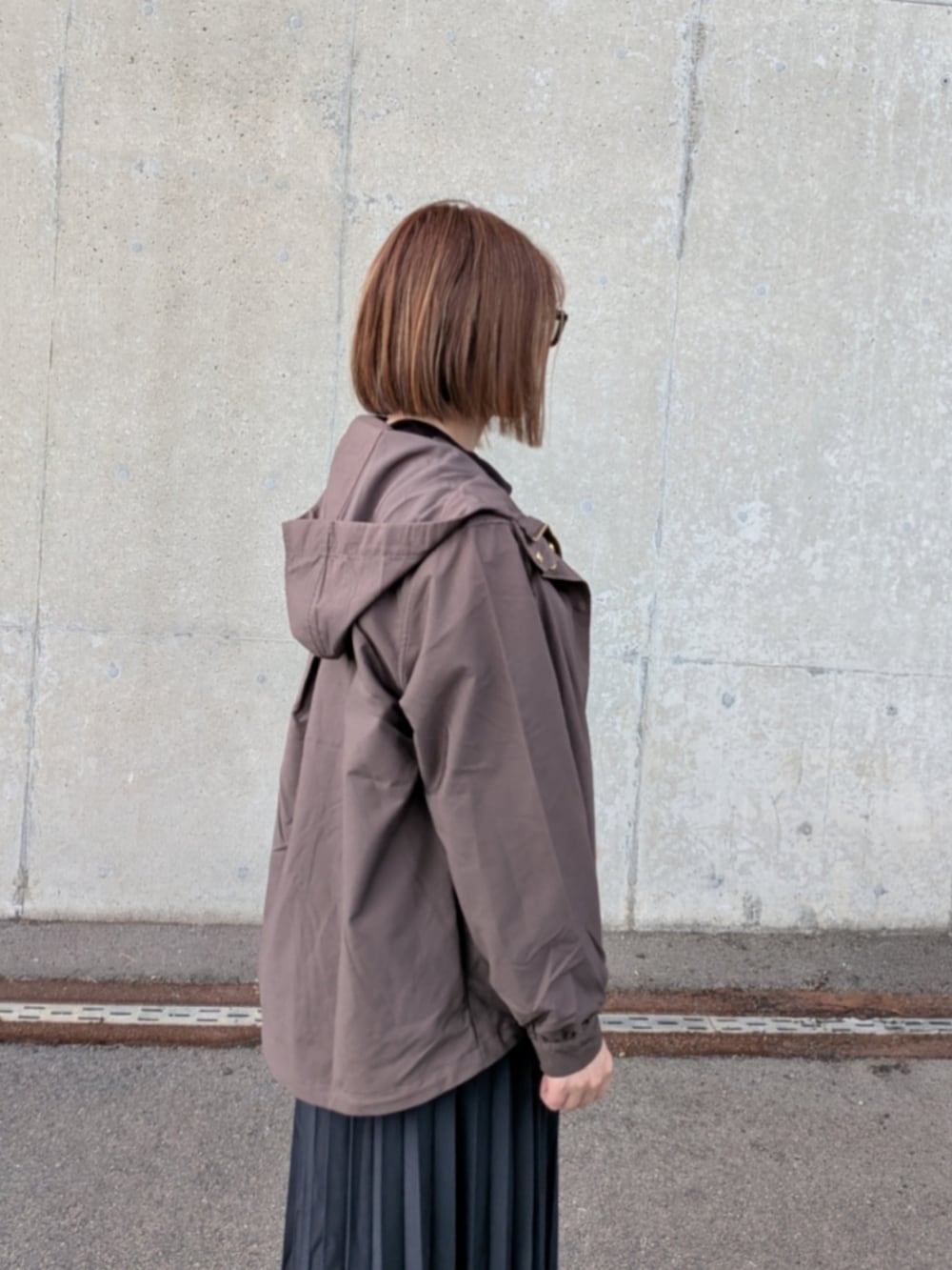 ブラウン系のブルゾン、ブラック系のスウェット、グレー系のスカートを着用したレディースの秋コーディネートの3枚目の写真