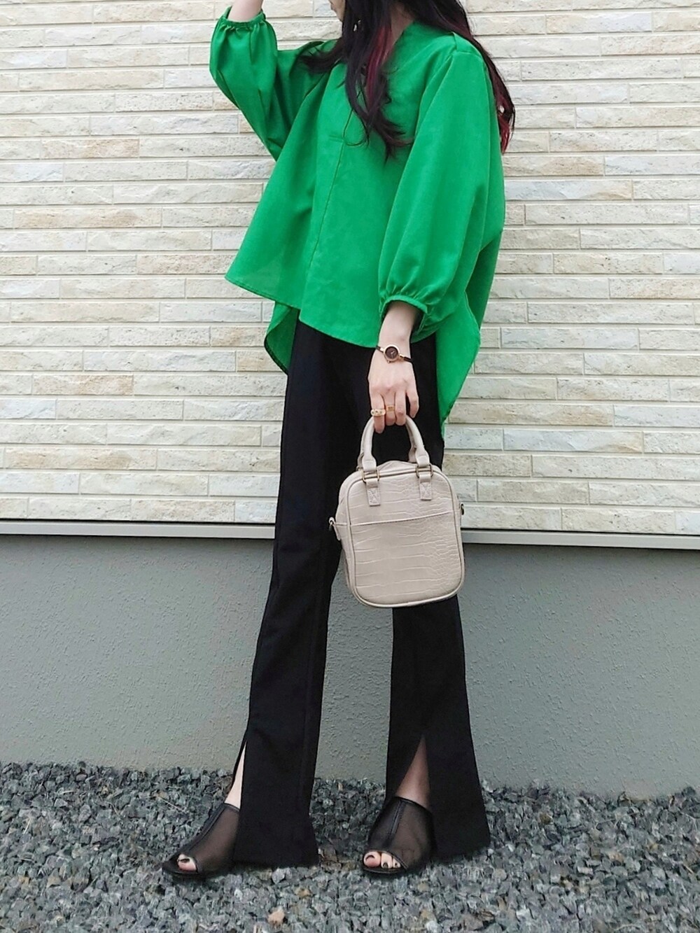 グリーン系のその他トップス、グレー系のショルダーバッグ、ブラック系のサンダルを着用したレディースの春コーディネートの2枚目の写真