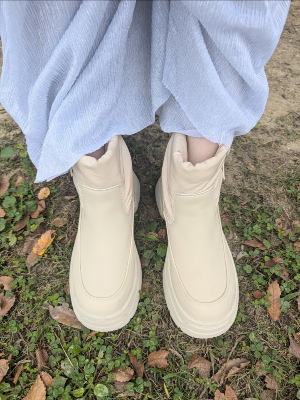 ブルー系のスウェット、ブラック系のデニムジャケット、ベージュ系のブーツを着用したレディースの秋コーディネートの3枚目の写真