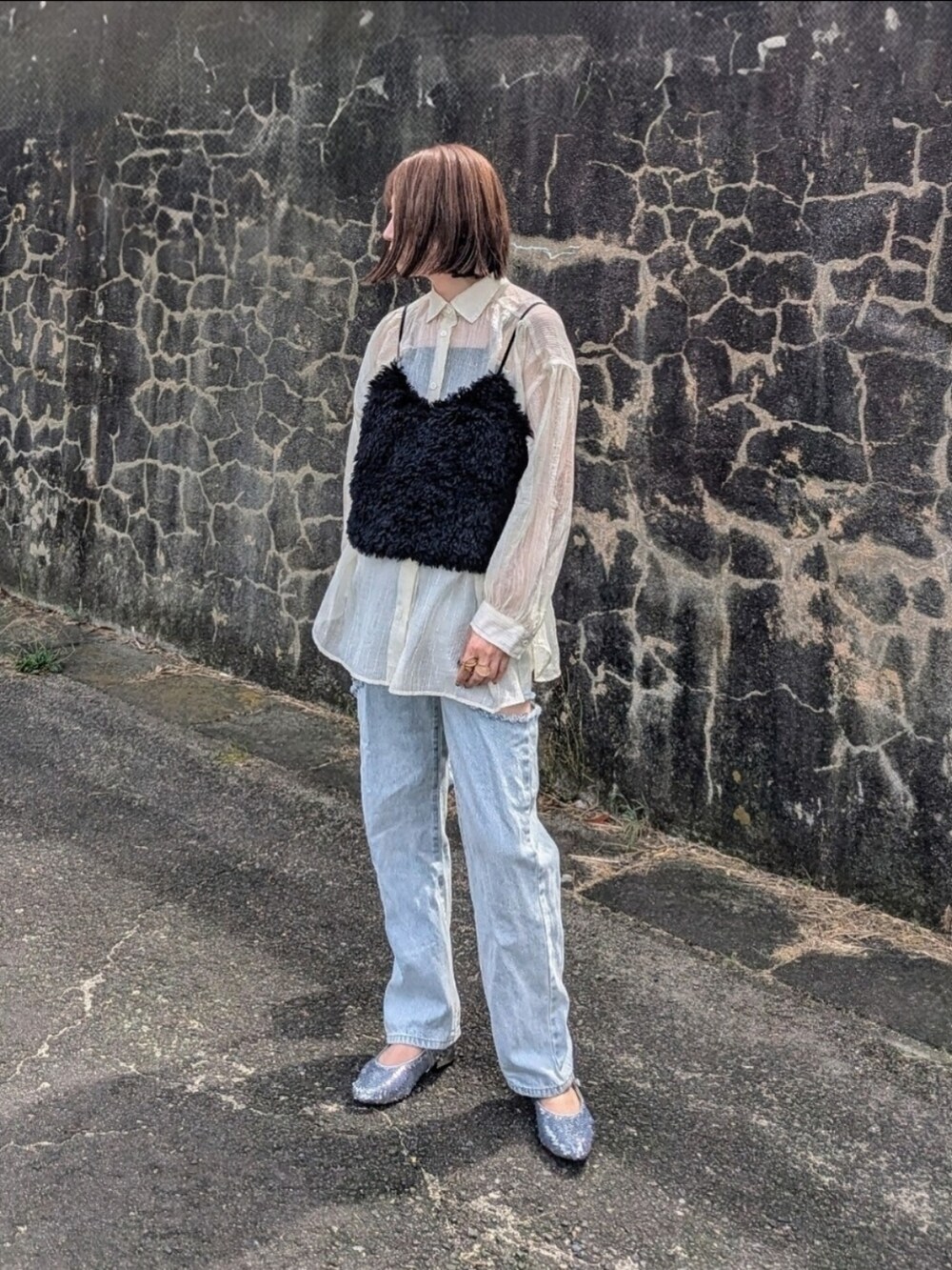 ブラック系のキャミソール、ベージュ系のシャツ/ブラウス、ブルー系のデニムパンツを着用したレディースの夏コーディネートの2枚目の写真