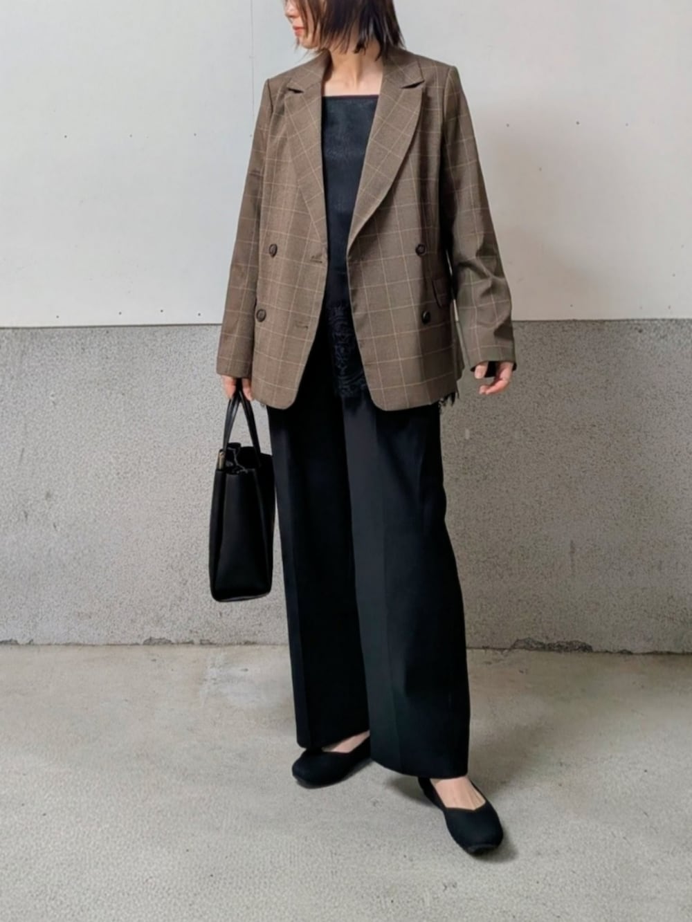 ブラック系のキャミソールを着用したレディースの春コーディネートの5枚目の写真