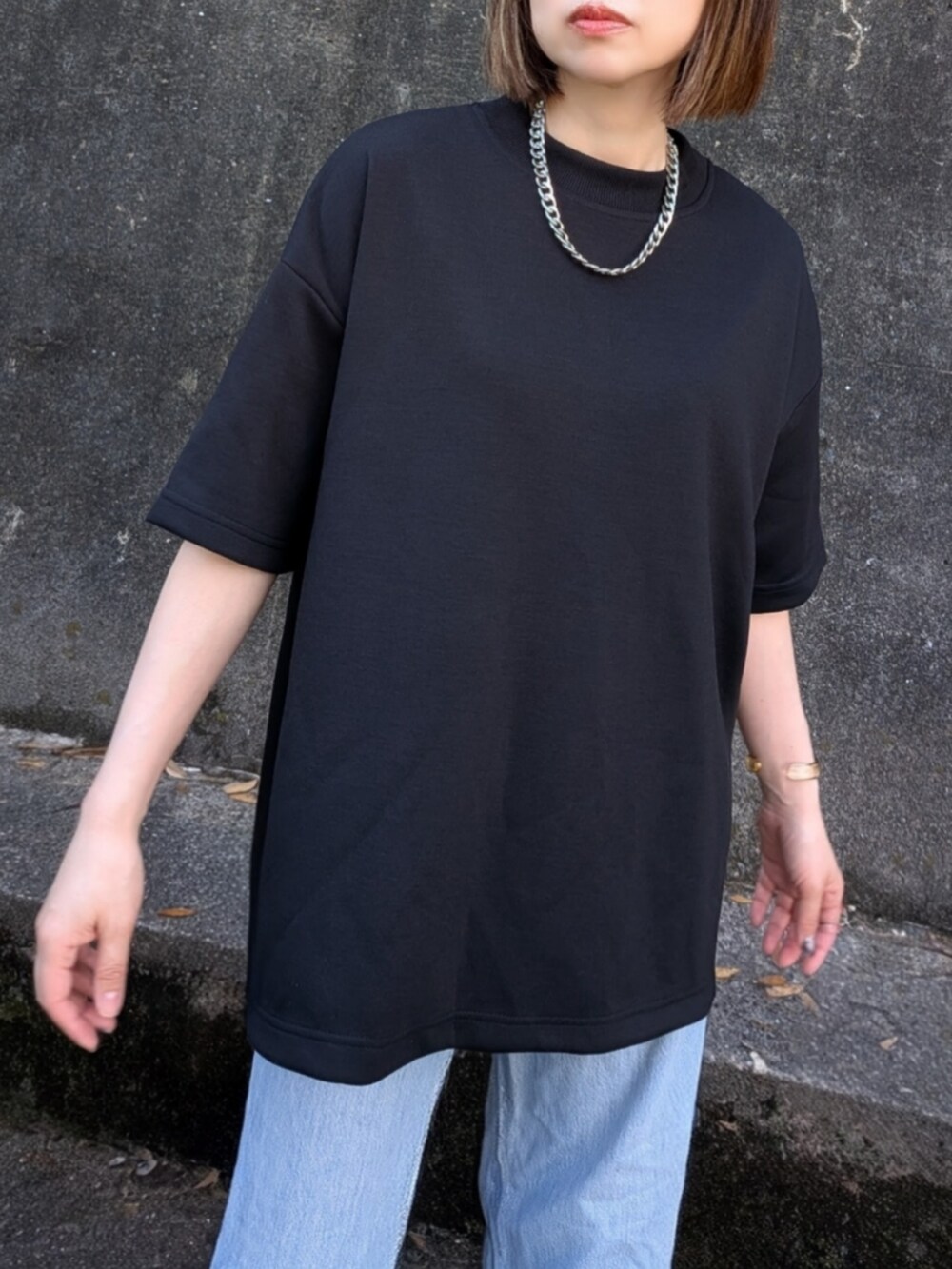 ブラック系のTシャツ/カットソー、ピンク系のかごバッグ、ブラック系のサンダルを着用したレディースの夏コーディネートの2枚目の写真