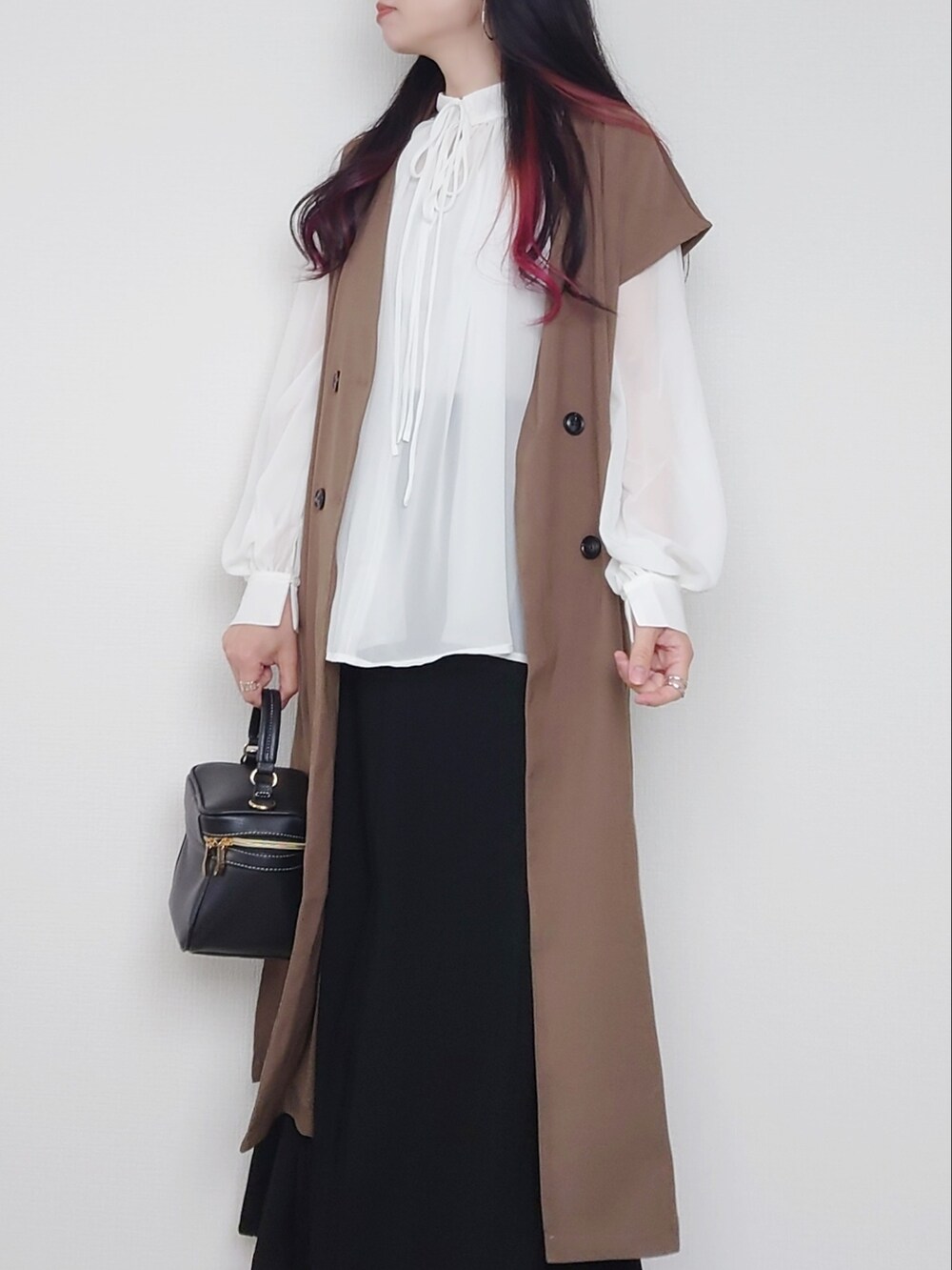 ホワイト系のシャツ/ブラウス、ブラック系のスカート、ブラウン系のワンピースを着用したレディースの夏コーディネートの2枚目の写真