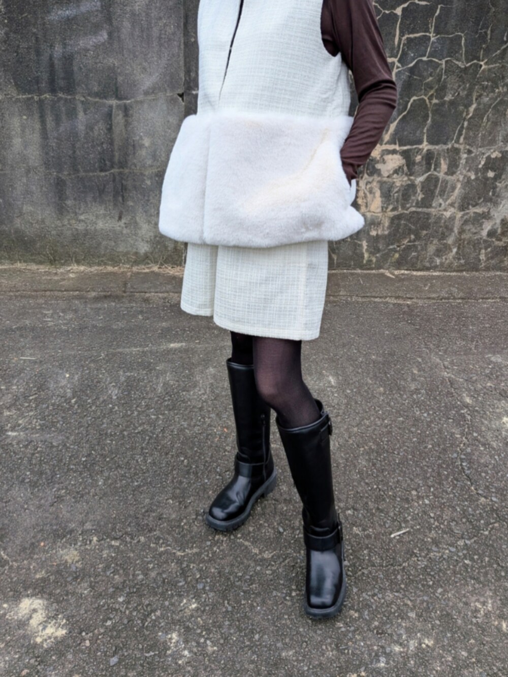 ホワイト系のTシャツ/カットソー、ホワイト系のその他パンツ、ホワイト系のバックパック/リュックを着用したレディースの秋コーディネートの5枚目の写真