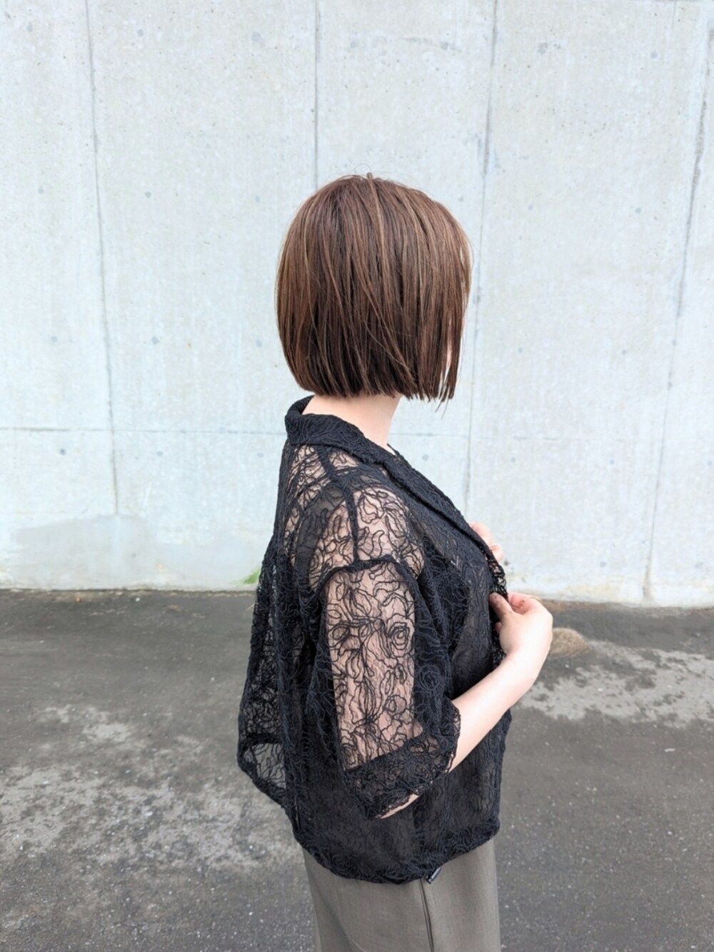 ブラック系のシャツ/ブラウス、ベージュ系のワンピース、ブラック系のキャミソールを着用したレディースの夏コーディネートの4枚目の写真