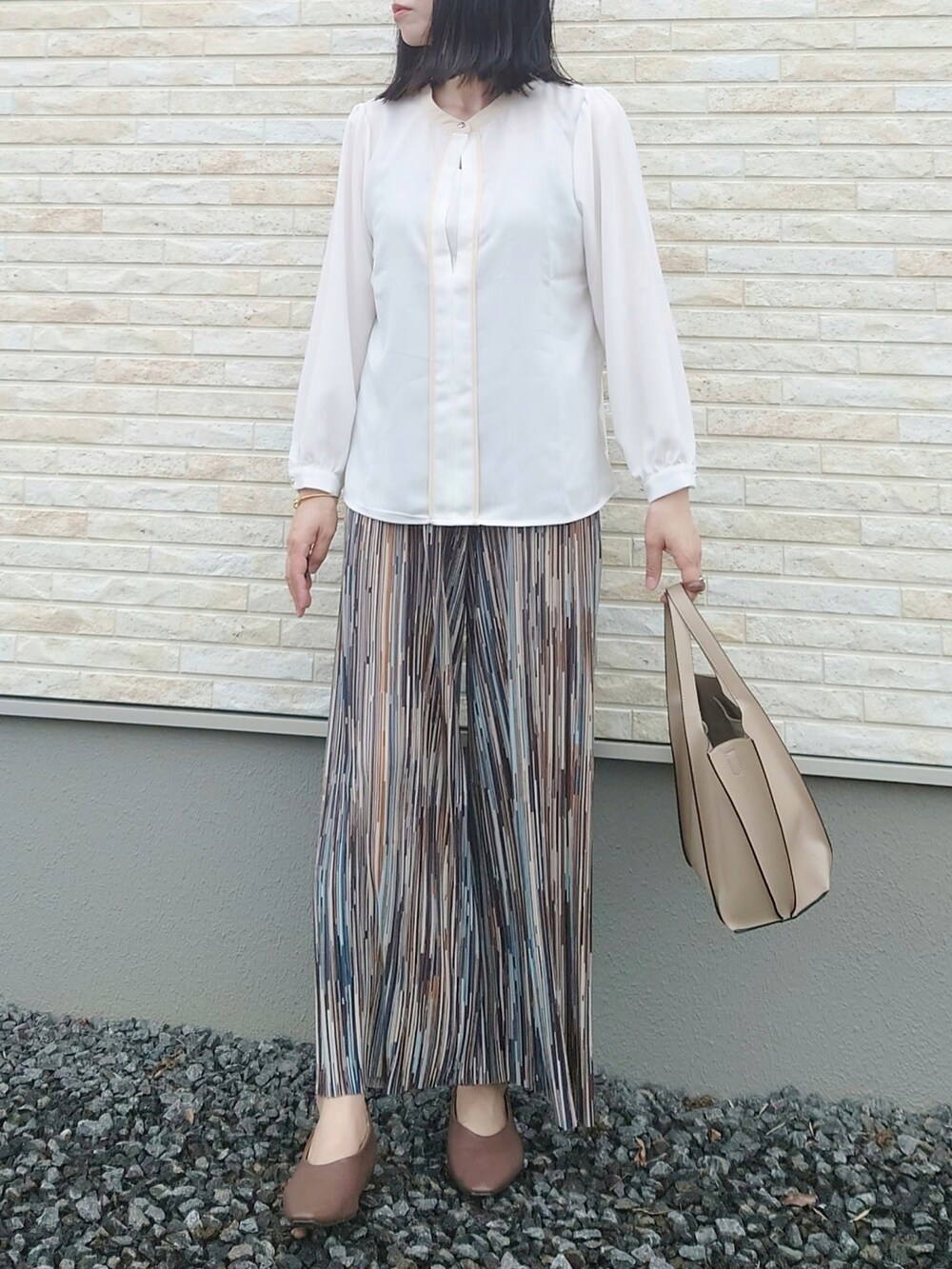 ホワイト系のシャツ/ブラウス、ブラウン系のワンピース、グレー系のシューズを着用したレディースの夏コーディネートの2枚目の写真