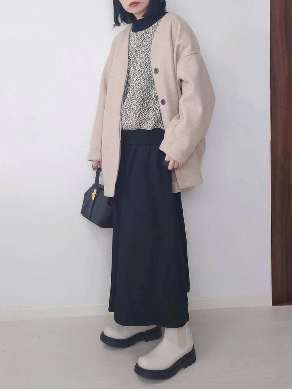ベージュ系のその他トップス、ベージュ系のノーカラーコート、グレー系のワンピースを着用したレディースの秋コーディネートの2枚目の写真