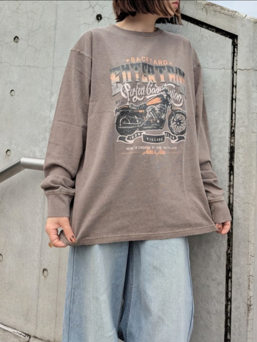 ブラウン系のTシャツ/カットソー、ブルー系のデニムパンツ、ゴールド系のパンプスを着用したレディースの秋コーディネートの2枚目の写真