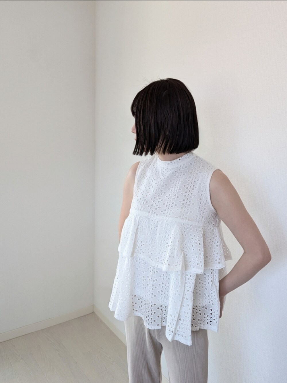 ホワイト系のシャツ/ブラウス、ホワイト系のショルダーバッグ、ホワイト系のその他パンツを着用したレディースの春コーディネートの2枚目の写真