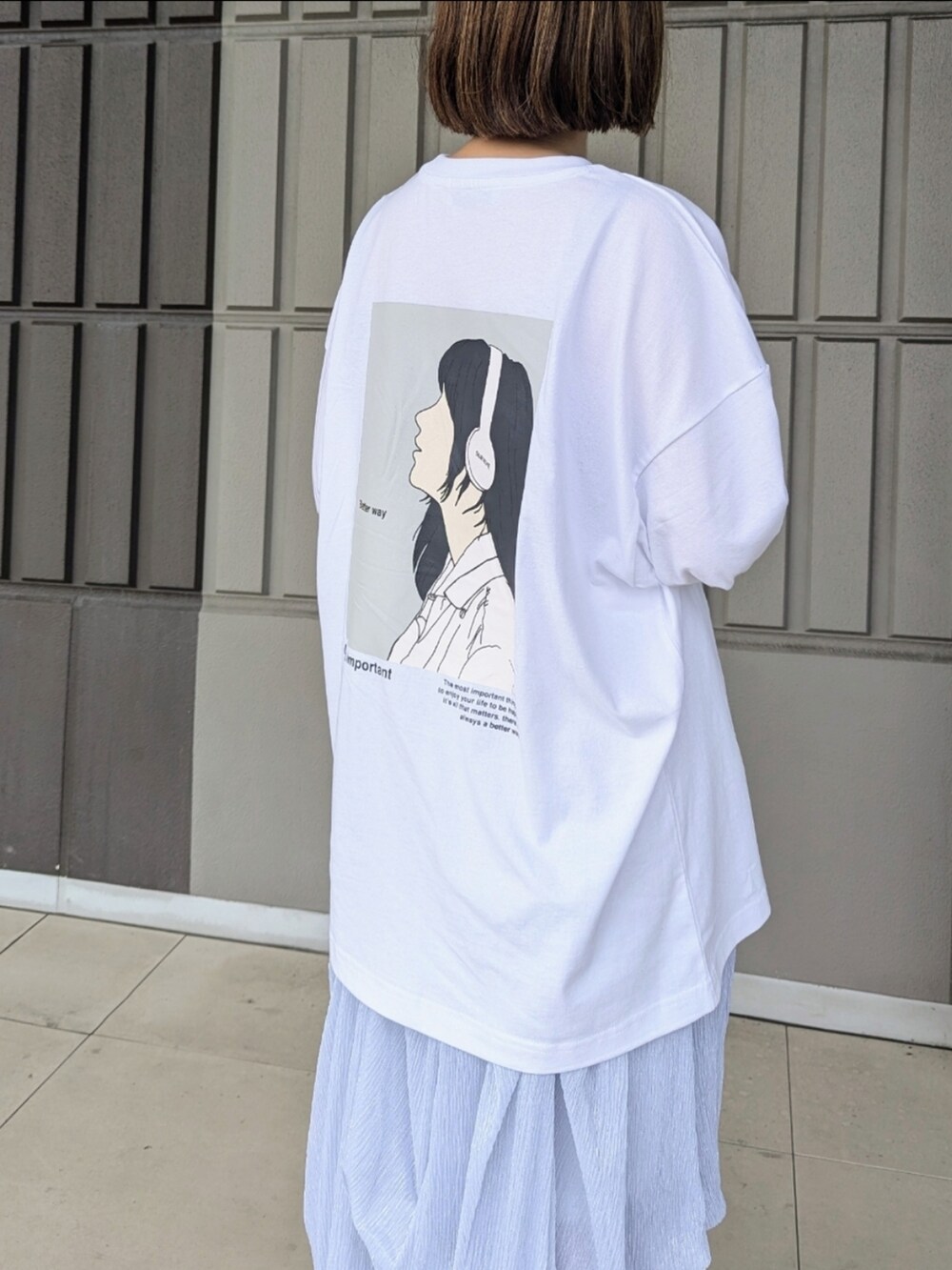 ホワイト系のTシャツ/カットソー、ブラック系のブーツ、シルバー系のワンピースを着用したレディースの秋コーディネートの2枚目の写真