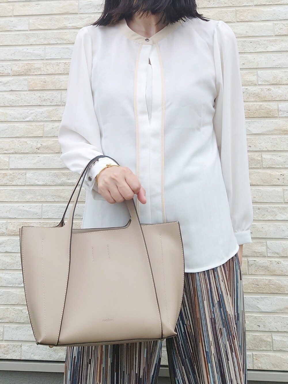 ホワイト系のシャツ/ブラウス、ブラウン系のワンピース、グレー系のシューズを着用したレディースの夏コーディネートの3枚目の写真