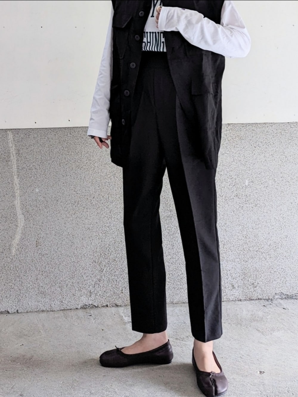 ブラック系のその他パンツ、ホワイト系のTシャツ/カットソー、ブラック系のシャツ/ブラウスを着用したレディースの秋コーディネートの2枚目の写真