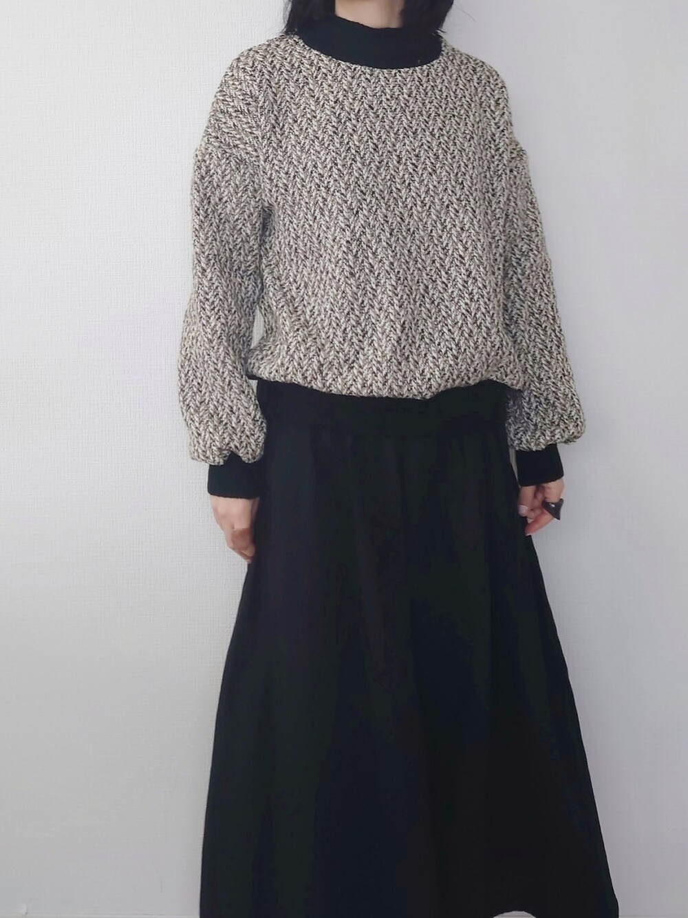 ベージュ系のその他トップス、ベージュ系のノーカラーコート、グレー系のワンピースを着用したレディースの秋コーディネートの3枚目の写真