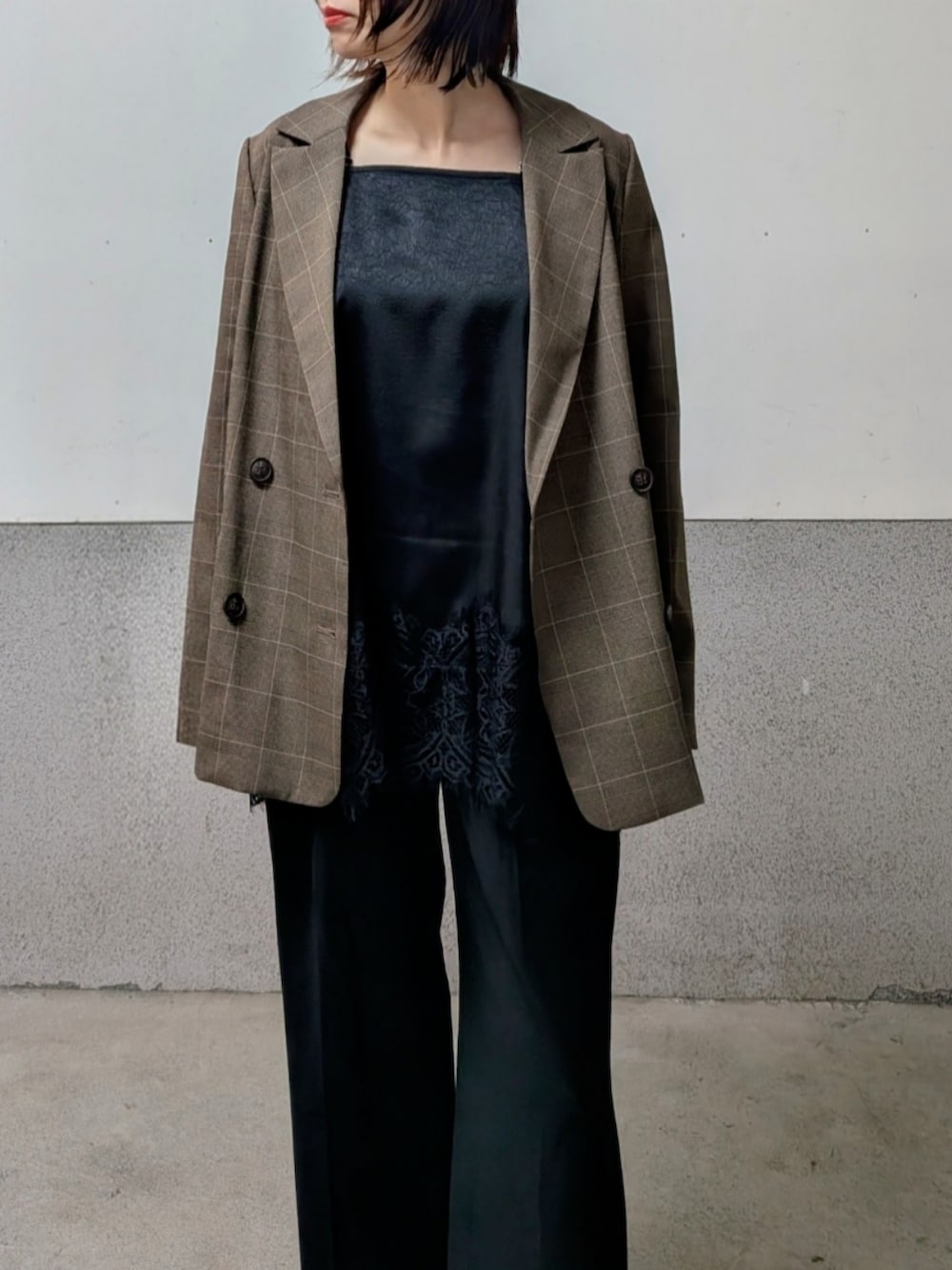 ブラック系のキャミソールを着用したレディースの春コーディネートの3枚目の写真