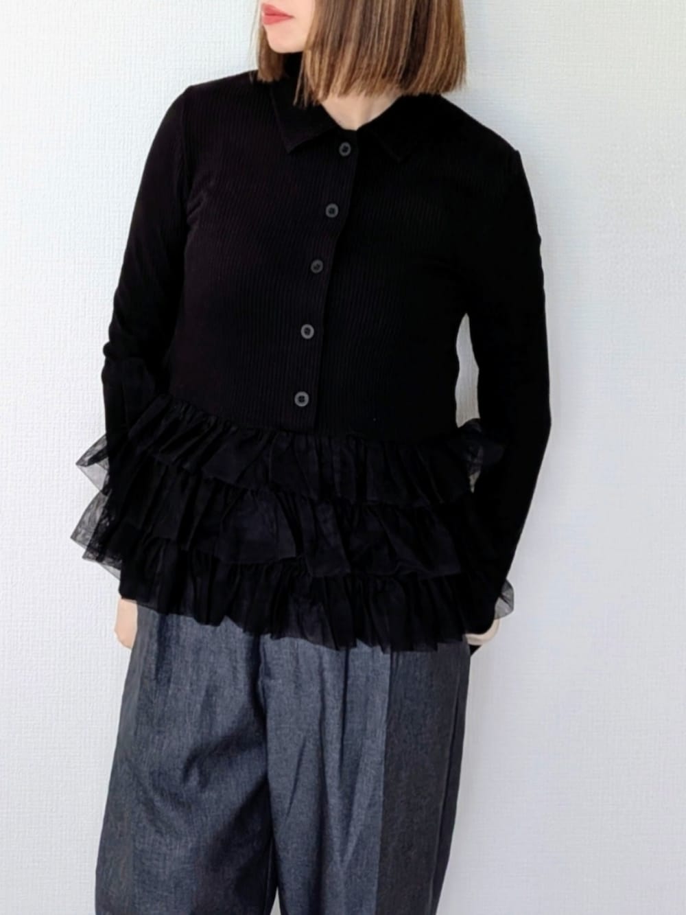 ブラック系のTシャツ/カットソー、ホワイト系のバックパック/リュック、グレー系のセットアップを着用したレディースの秋コーディネートの2枚目の写真