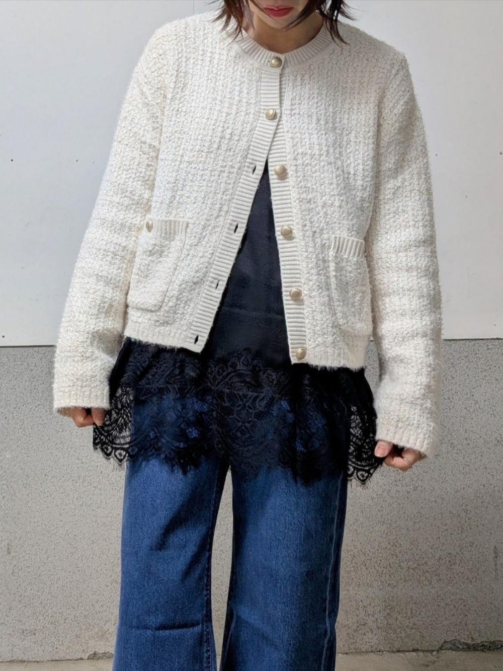 ブラック系のキャミソールを着用したレディースの春コーディネートの4枚目の写真