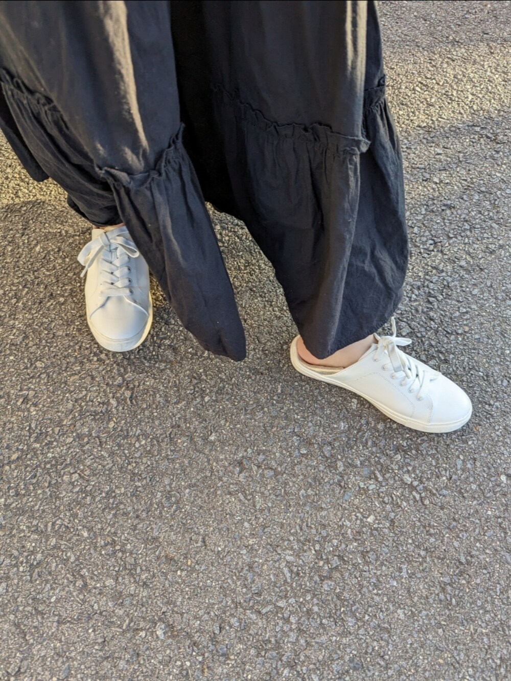 グリーン系のマウンテンパーカー、ブラック系のTシャツ/カットソー、ホワイト系のスニーカーを着用したレディースの冬コーディネートの3枚目の写真