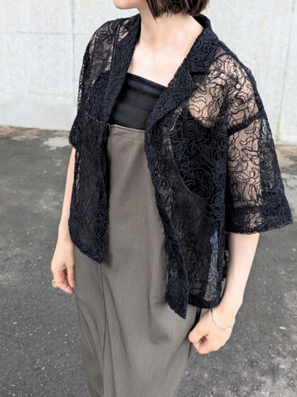 ブラック系のシャツ/ブラウス、ベージュ系のワンピース、ブラック系のキャミソールを着用したレディースの夏コーディネートの3枚目の写真