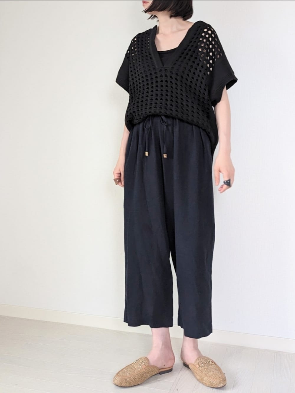 ブラック系のベスト、ブルー系のその他パンツ、ブラック系のタンクトップを着用したレディースの夏コーディネートの3枚目の写真