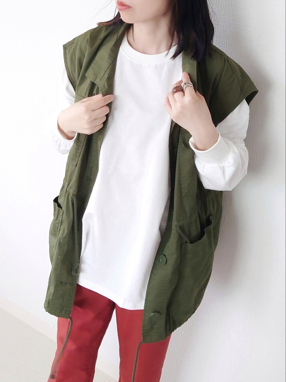 ホワイト系のTシャツ/カットソー、ブラウン系のその他パンツ、グリーン系のベストを着用したレディースの秋コーディネートの3枚目の写真
