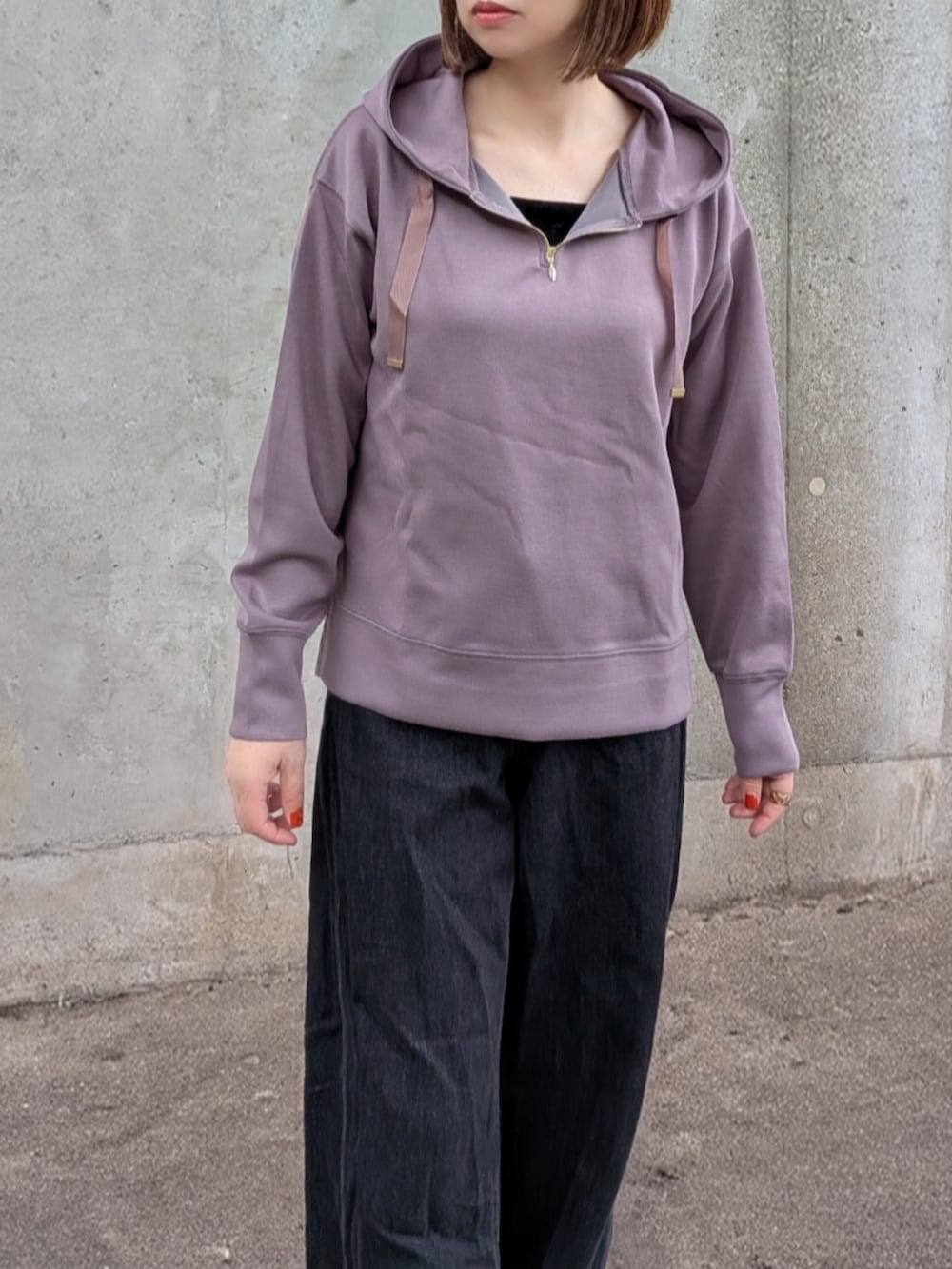 ブラウン系のパーカー、ブラック系のスニーカー、ホワイト系のバックパック/リュックを着用したレディースの秋コーディネートの2枚目の写真