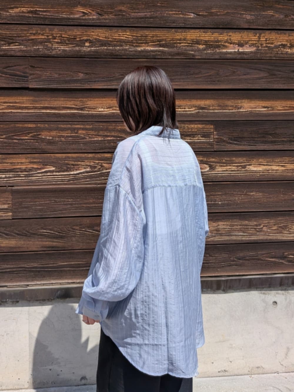 ブルー系のシャツ/ブラウス、ブラック系のその他パンツ、ブラック系のショルダーバッグを着用したレディースの春コーディネートの3枚目の写真