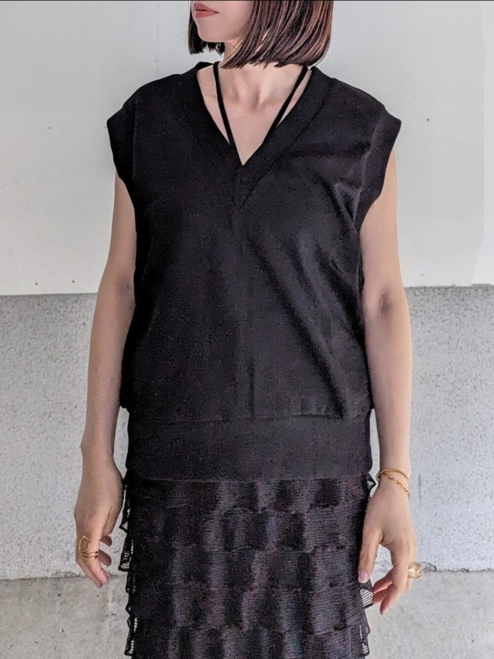 ブラック系のベスト、ブラック系のスカート、ブラック系のキャミソールを着用したレディースの夏コーディネートの2枚目の写真