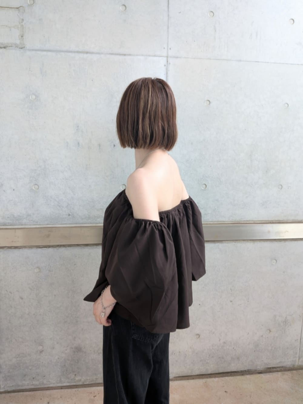 ブラウン系のその他トップス、グレー系のショルダーバッグ、ホワイト系のパンプスを着用したレディースの夏コーディネートの2枚目の写真