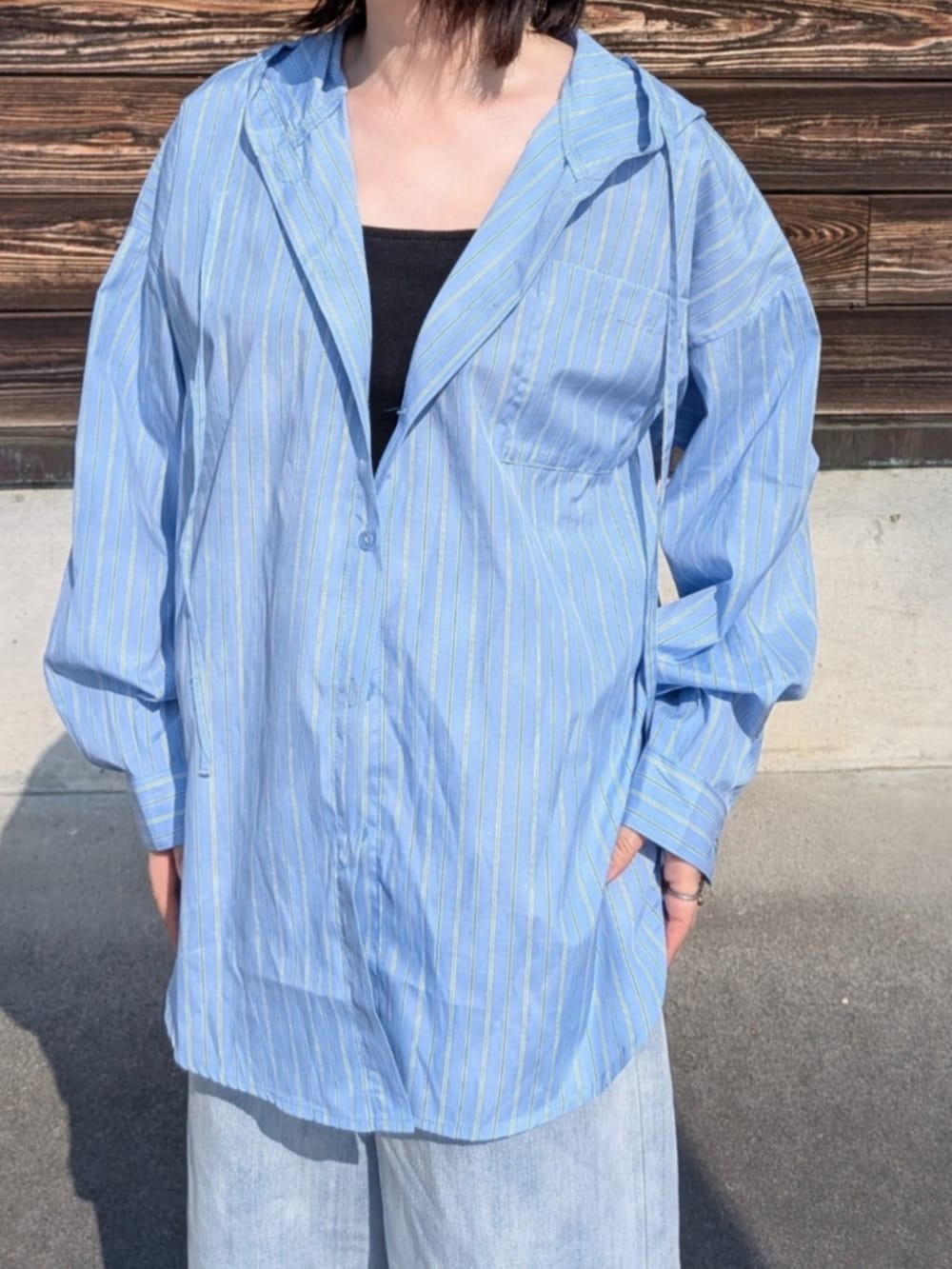 ブルー系のシャツ/ブラウス、ブルー系のデニムパンツ、ブラック系のパンプスを着用したレディースの春コーディネートの3枚目の写真