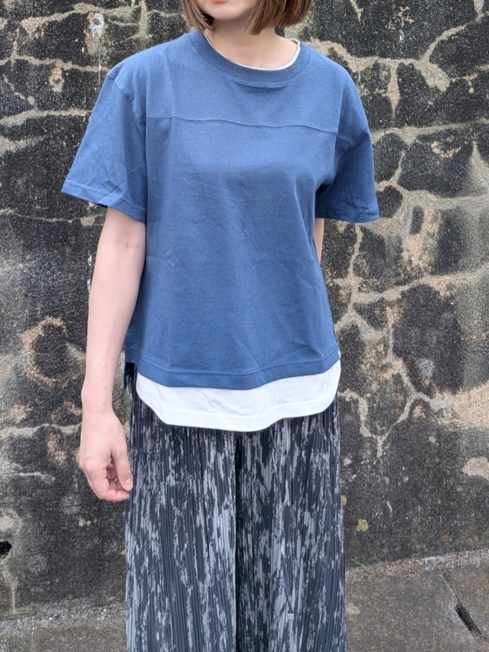 ブルー系のTシャツ/カットソー、グレー系のその他パンツ、ブラック系のトートバッグを着用したレディースの夏コーディネートの2枚目の写真