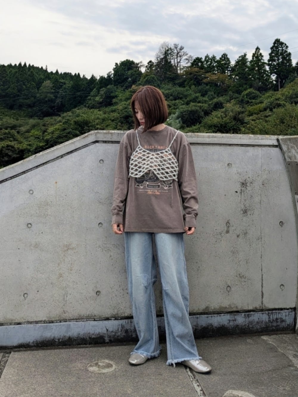 ブラウン系のTシャツ/カットソー、ブルー系のデニムパンツ、ゴールド系のパンプスを着用したレディースの秋コーディネートの3枚目の写真