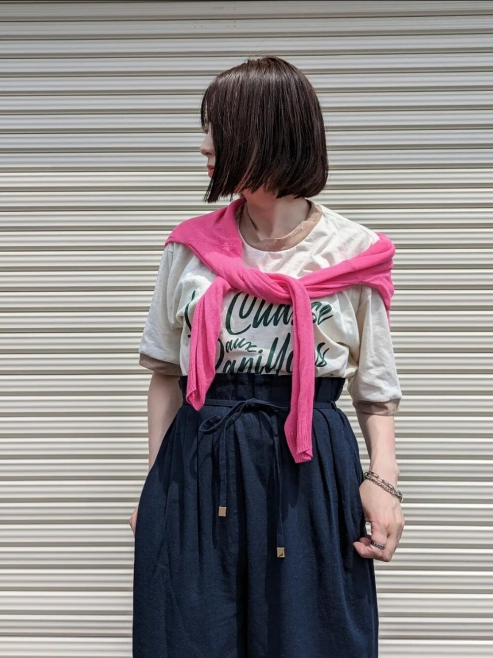 ホワイト系のTシャツ/カットソー、ピンク系のカーディガン/ボレロ、ブルー系のその他パンツを着用したレディースの夏コーディネートの2枚目の写真