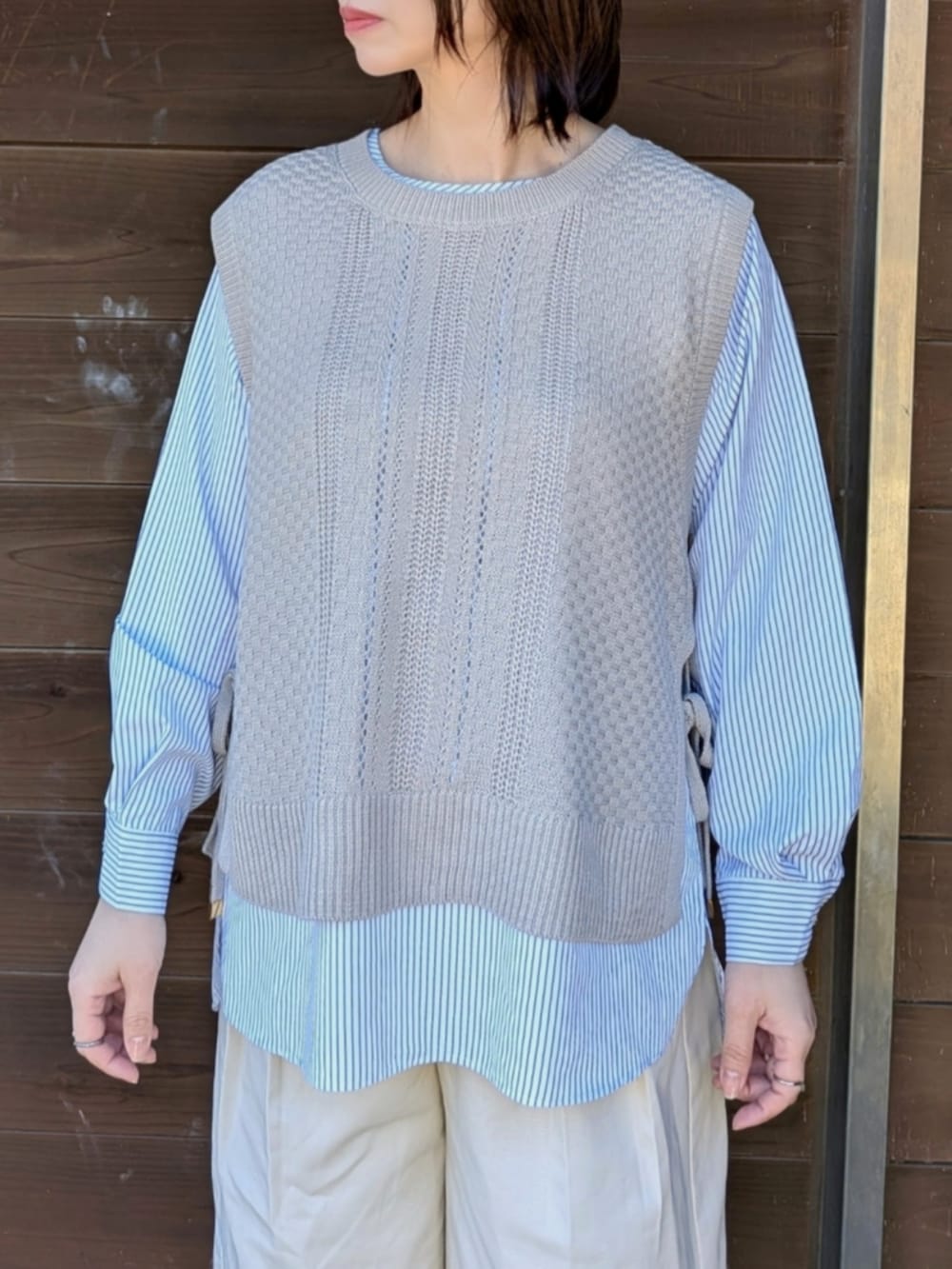 ベージュ系のTシャツ/カットソー、ブラック系のトートバッグ、ベージュ系のローファーを着用したレディースの春コーディネートの2枚目の写真