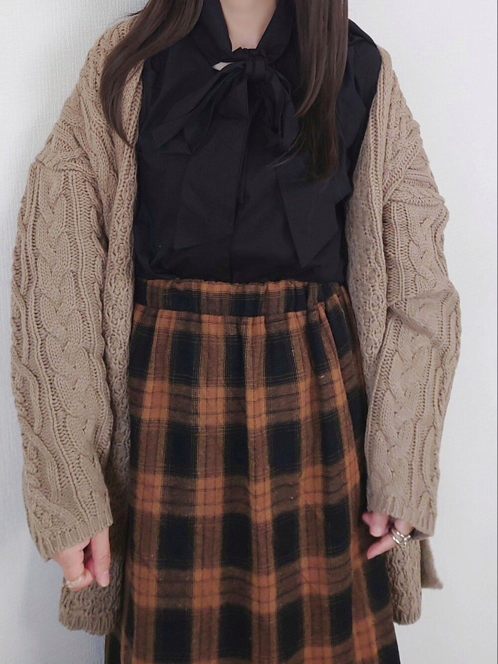 ベージュ系のカーディガン/ボレロ、ブラウン系のショルダーバッグ、ベージュ系のブーツを着用したレディースの秋コーディネートの2枚目の写真