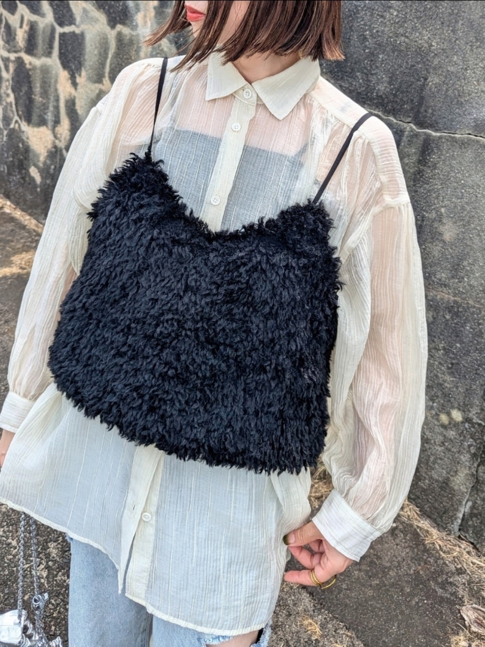 ブラック系のキャミソール、ベージュ系のシャツ/ブラウス、ブルー系のデニムパンツを着用したレディースの夏コーディネートの3枚目の写真