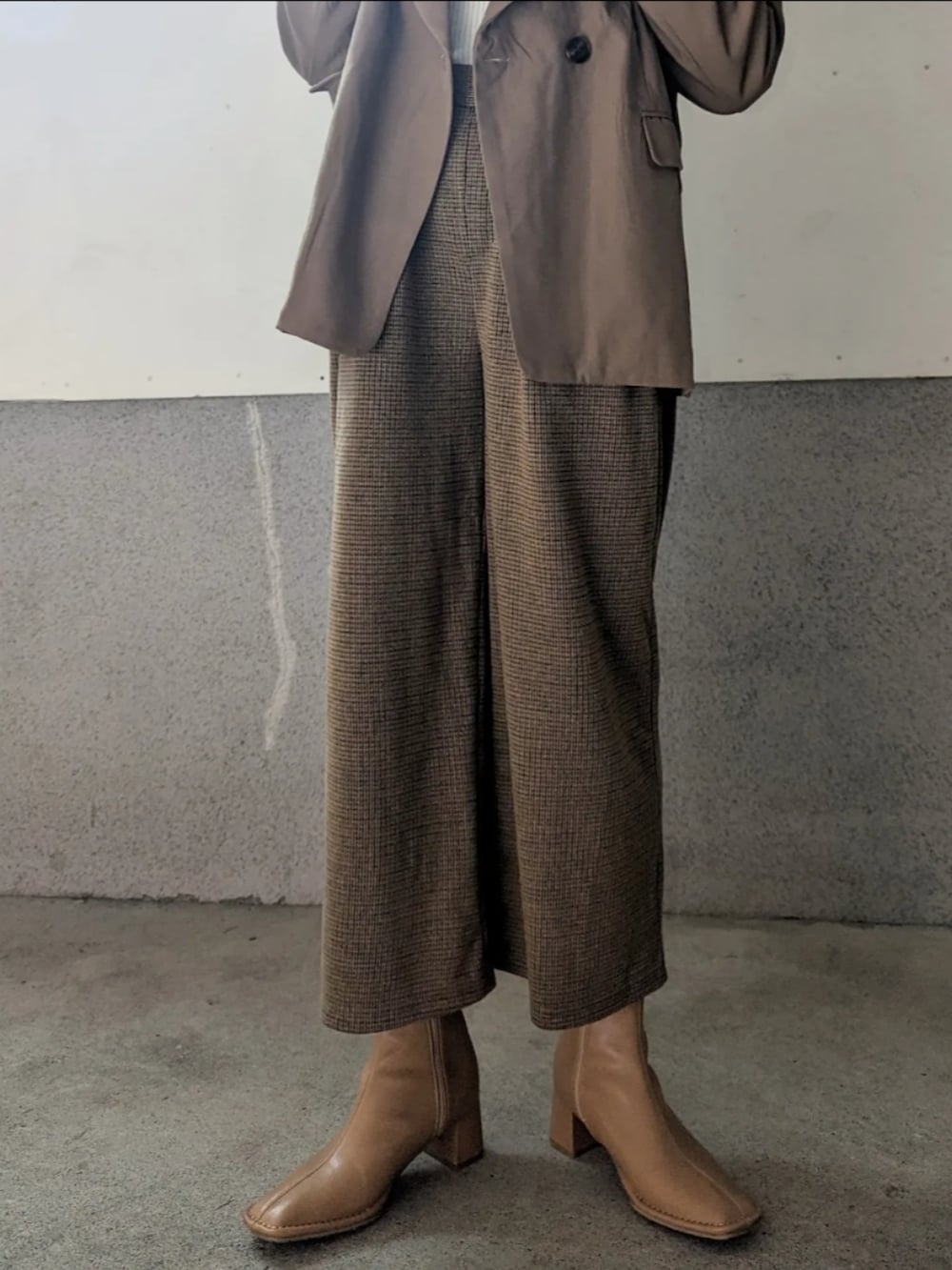 ブラウン系のその他パンツ、ブラウン系のテーラードジャケット、ホワイト系のニット/セーターを着用したレディースの冬コーディネートの3枚目の写真