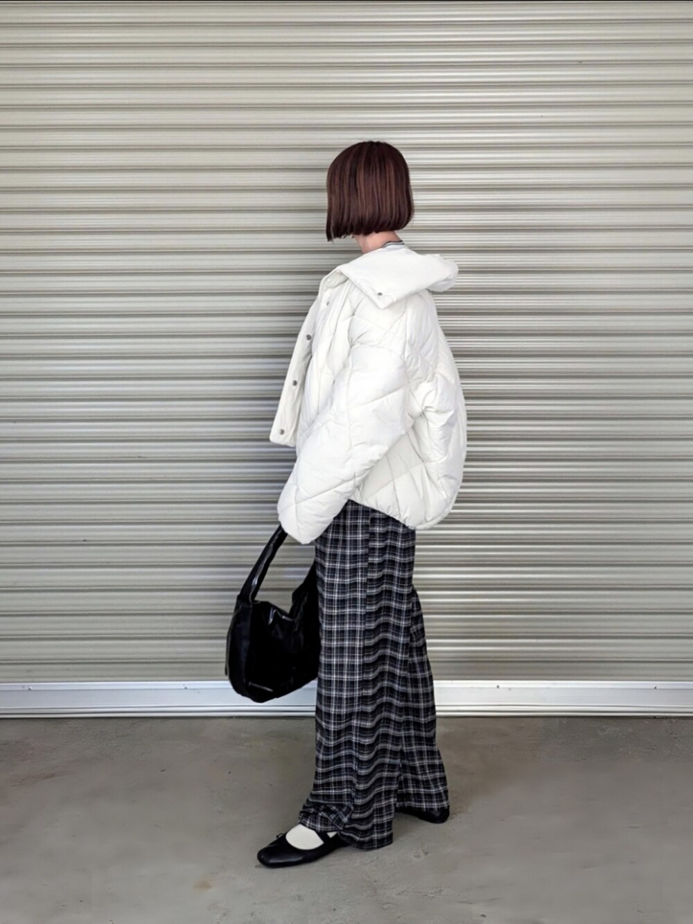 ブラック系のその他パンツ、ホワイト系のダウンジャケット/コート、ブラック系のショルダーバッグを着用したレディースの秋コーディネートの2枚目の写真