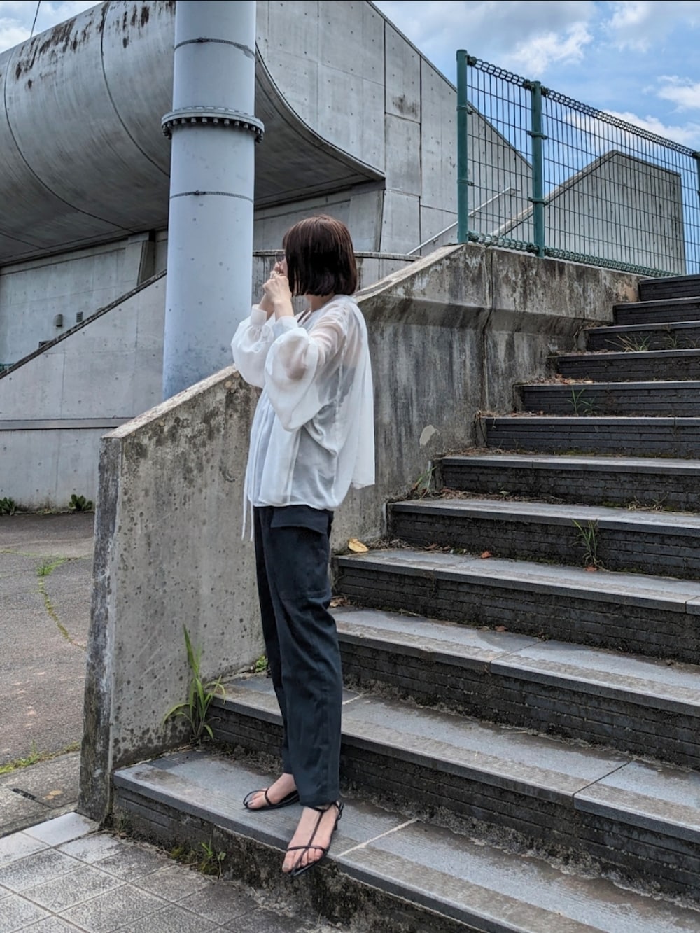 ブラック系のカーゴパンツ、ホワイト系のシャツ/ブラウス、ブラック系のキャミソールを着用したレディースの夏コーディネートの2枚目の写真