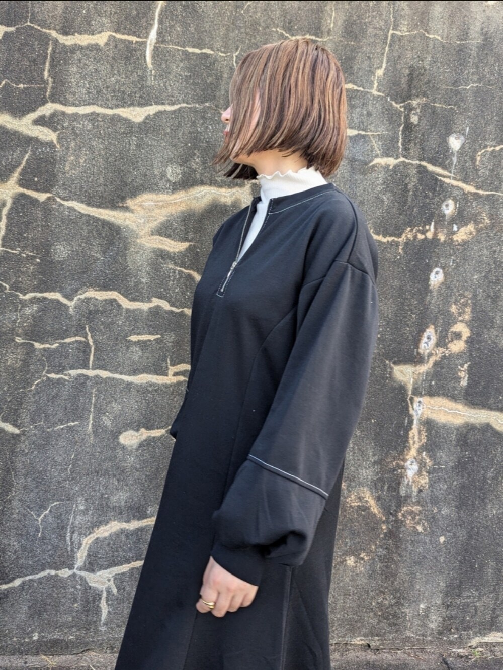 ブラック系のワンピース、ホワイト系のTシャツ/カットソー、ベージュ系のショルダーバッグを着用したレディースの秋コーディネートの4枚目の写真