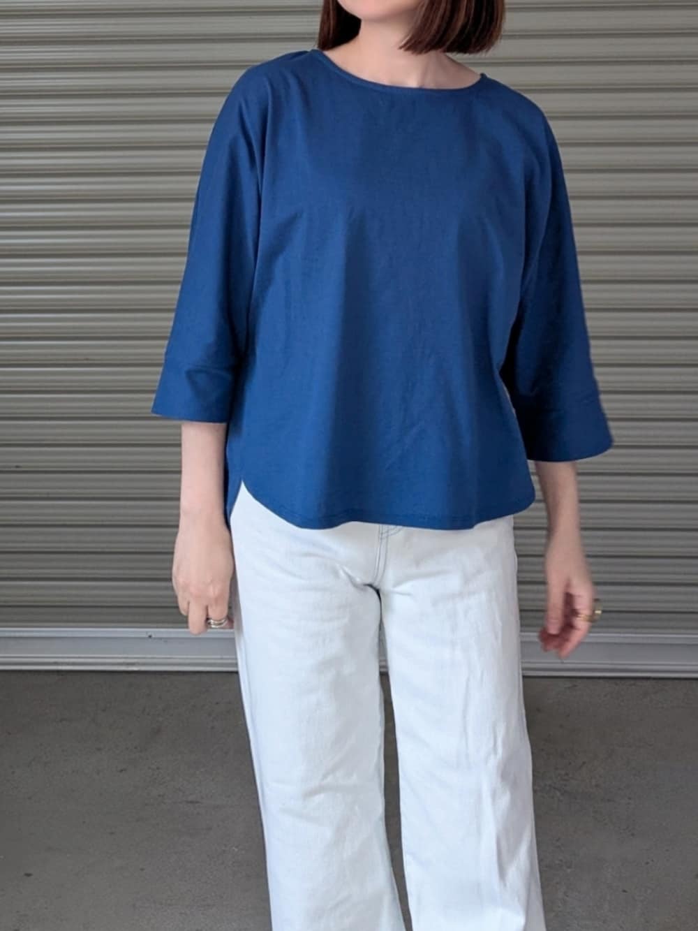 ベージュ系のブルゾン、ブルー系のTシャツ/カットソー、ブルー系のデニムパンツを着用したレディースの春コーディネートの3枚目の写真